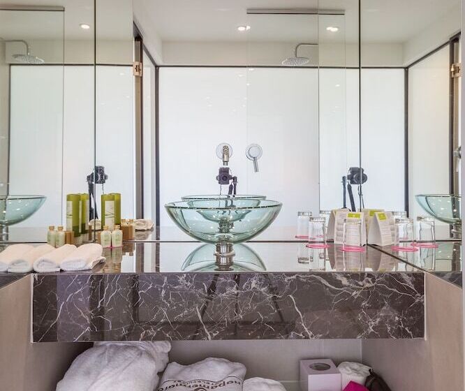 اتاق اساندارد با چشم‌انداز جانبی به دریا, Napa Mermaid Hotel & Suites