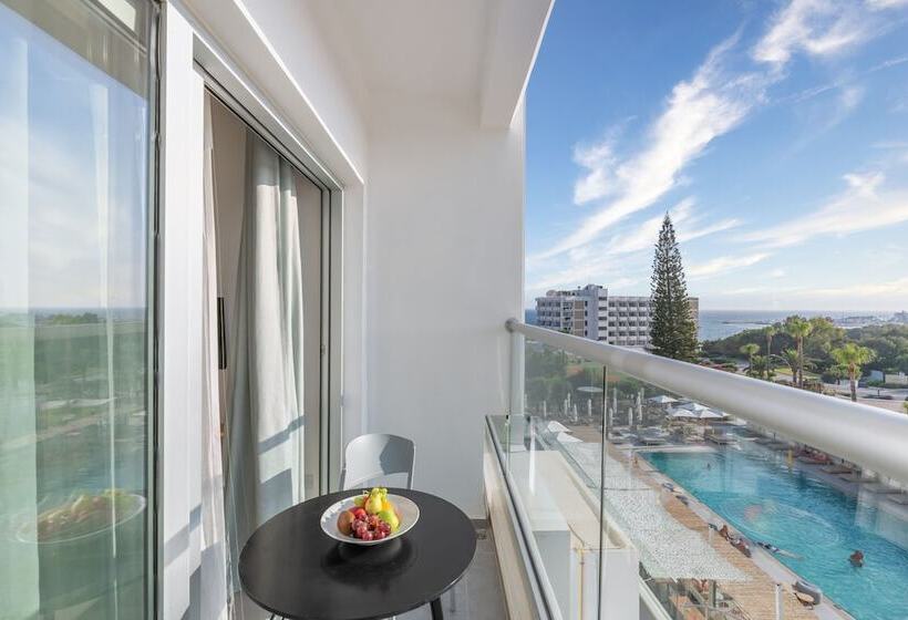 اتاق اساندارد با چشم‌انداز جانبی به دریا, Napa Mermaid Hotel & Suites