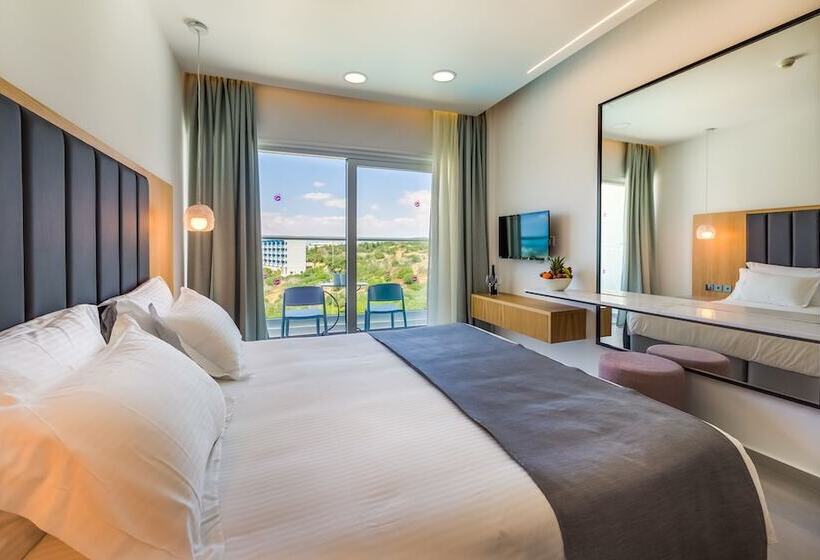 اتاق اساندارد با چشم‌انداز جانبی به دریا, Napa Mermaid Hotel & Suites