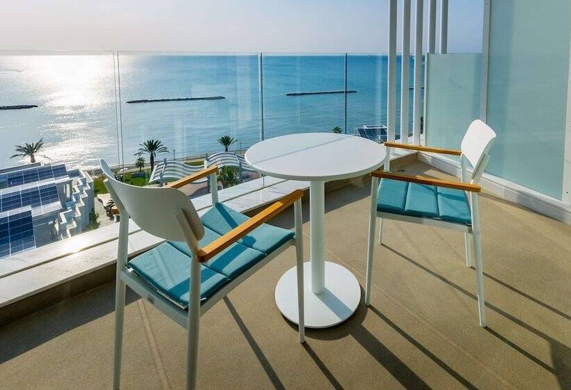اتاق استاندارد با چشم‌انداز استخر, Radisson Beach Resort Larnaca