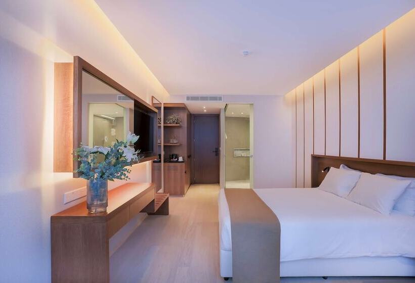 سوییت با چشم‌انداز استخر, Radisson Beach Resort Larnaca