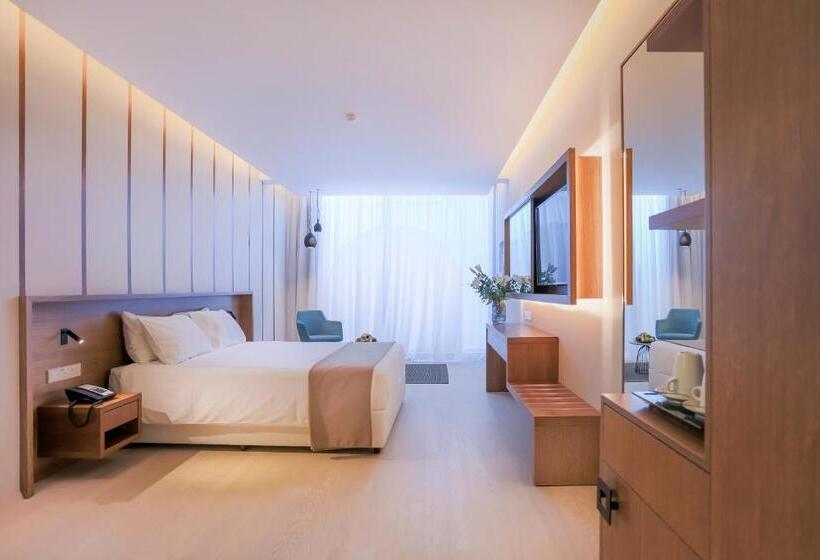سوییت با چشم‌انداز استخر, Radisson Beach Resort Larnaca