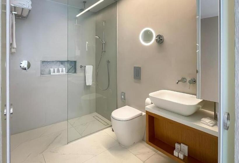 سوییت با چشم‌انداز استخر, Radisson Beach Resort Larnaca