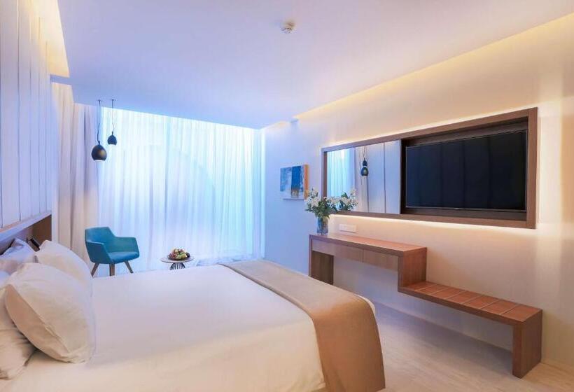 اتاق استاندارد با چشم‌انداز استخر, Radisson Beach Resort Larnaca