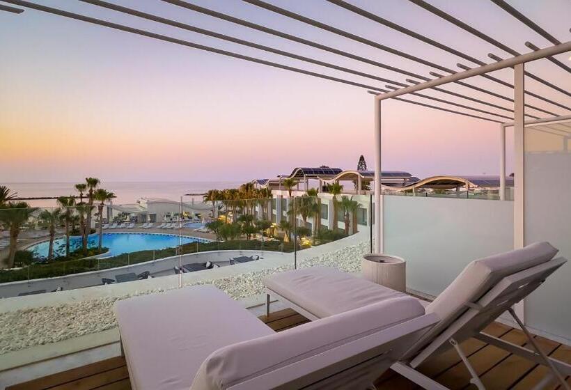 سوییت جونیور با چشم‌انداز دریا, Radisson Beach Resort Larnaca