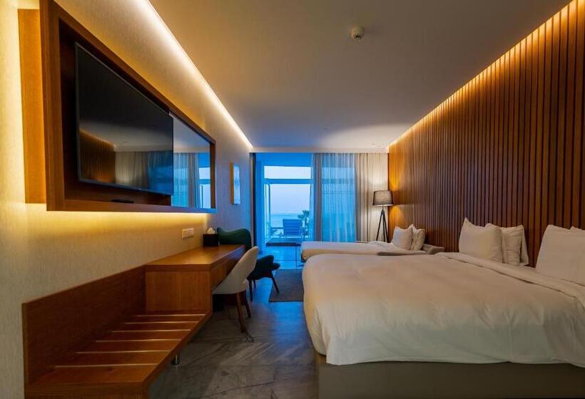 سوییت جونیور با چشم‌انداز دریا, Radisson Beach Resort Larnaca