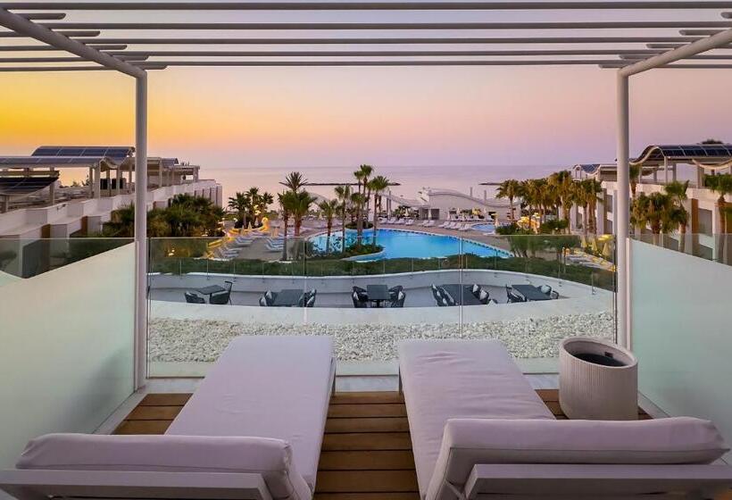 سوییت جونیور با چشم‌انداز دریا, Radisson Beach Resort Larnaca