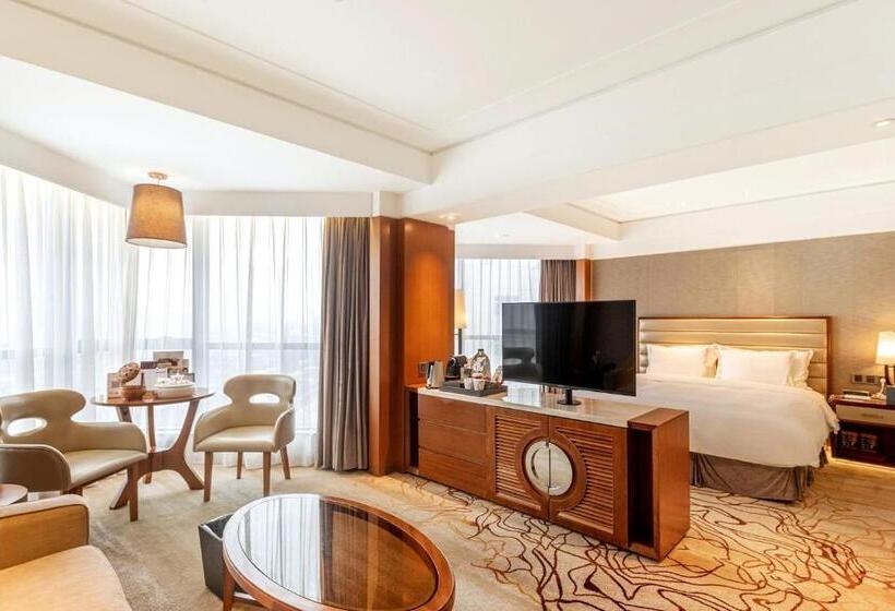اتاق اجرایی با تخت بزرگ, Shantou International