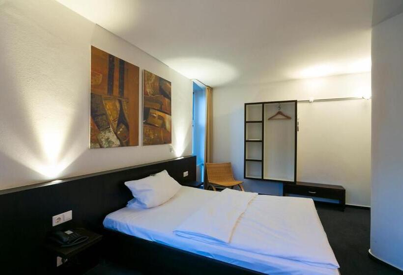 اتاق اکونومی یک تخته, Wald & Golfhotel Lottental