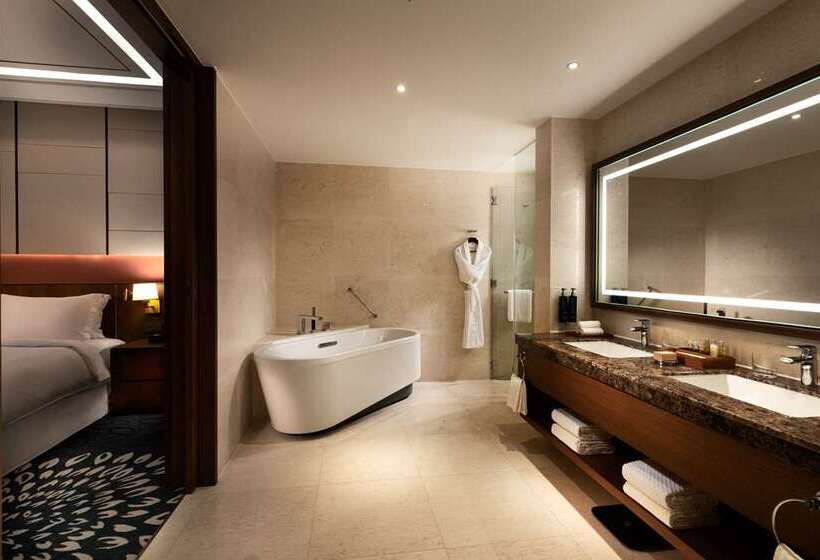 מיטת קינג בסוויטה, Hilton Heidelberg