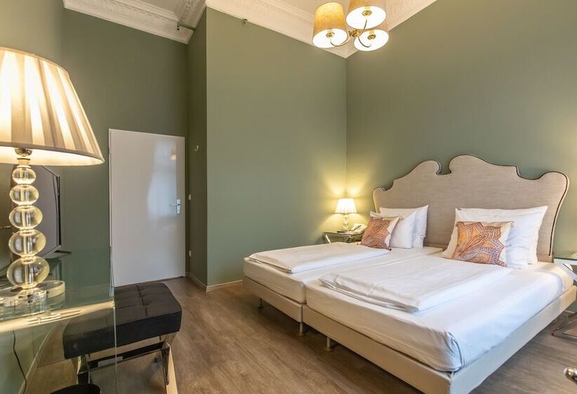 Quarto Classe Business, Monopol  Central Station