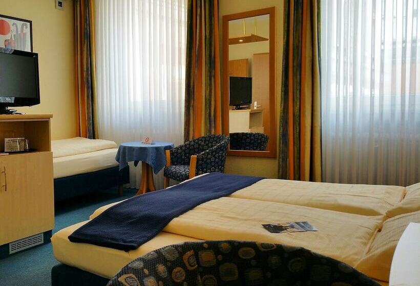 Standard Triple Room, City Partner Hotel Strauss