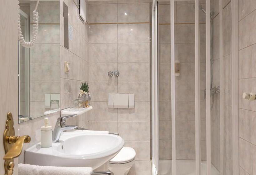 اتاق استاندارد سه نفره, Residence
