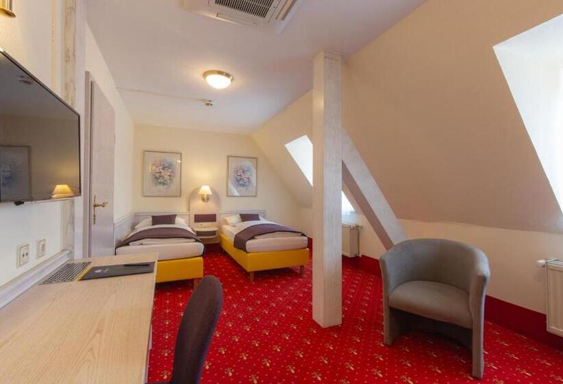 اتاق استاندارد سه نفره, Residence