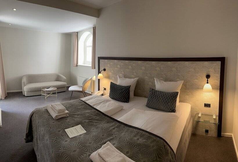 اتاق استاندارد سه نفره, Ascot