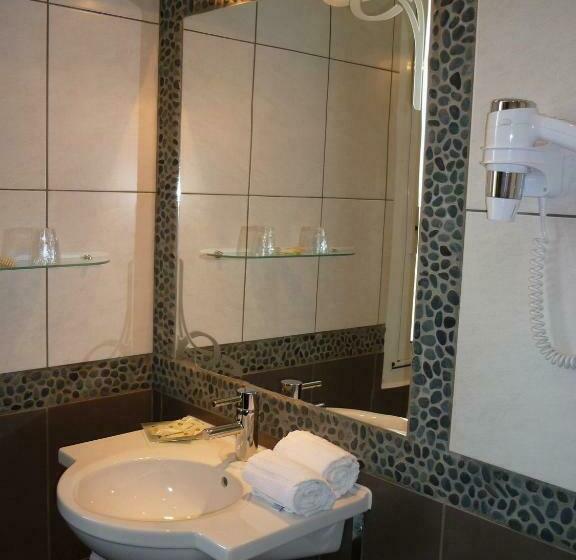 标准三人间, Adonis Sanary Grand Hôtel Des Bains