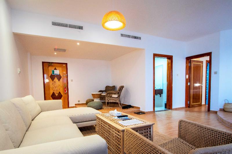 Executive Suite, Bm Beach