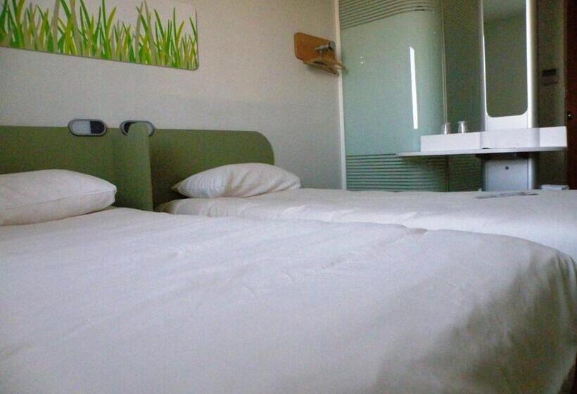 חדר סטנדרט לשלושה, Ibis Budget Montauban Les Chaumes