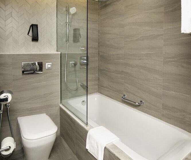 Premium Room City View, Radisson Blu Hotel & Resort, Abu Dhabi Corniche