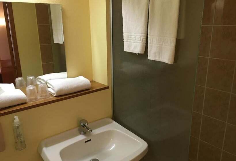اتاق خانوادگی, Brit Hotel Poitiers Beaulieu