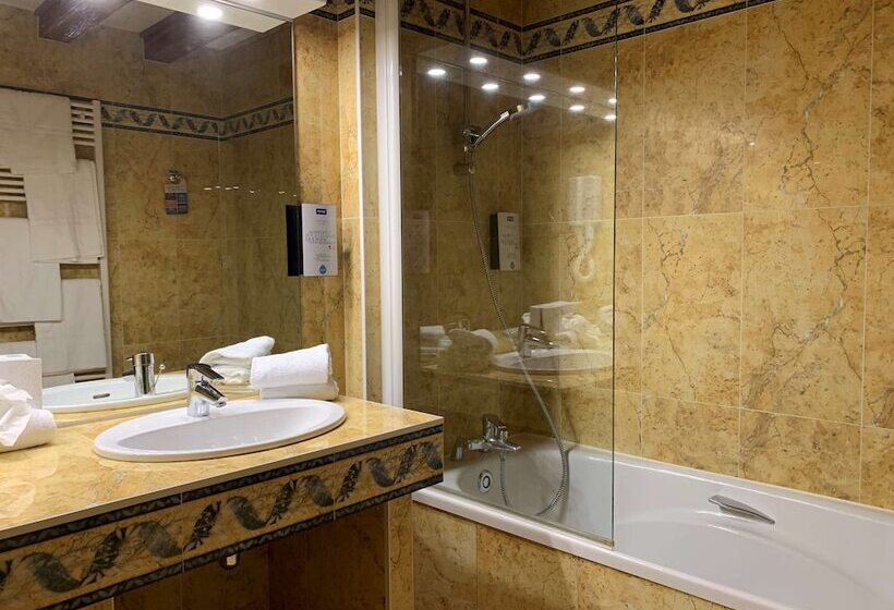 اتاق خانوادگی, Kyriad Saumur Hyper Centre Hôtel Appartements Et Spa Soins Sothys Paris