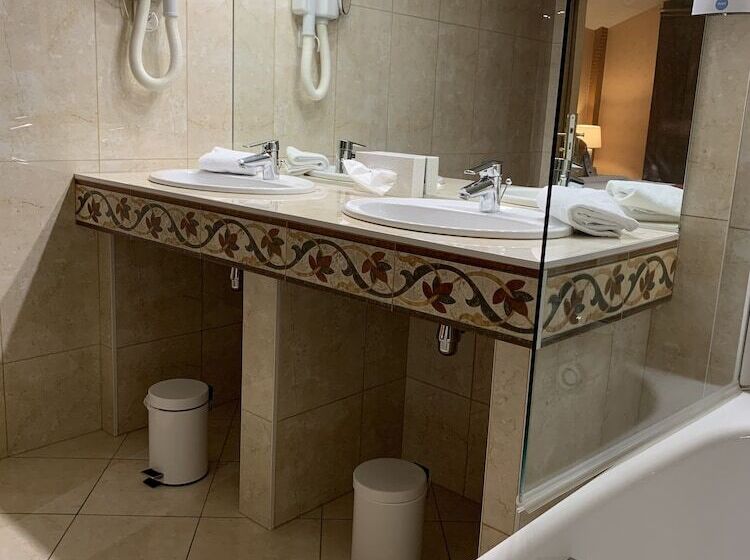 اتاق خانوادگی, Kyriad Saumur Hyper Centre Hôtel Appartements Et Spa Soins Sothys Paris