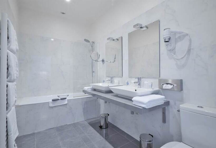 اتاق خانوادگی, Kyriad Saumur Hyper Centre Hôtel Appartements Et Spa Soins Sothys Paris