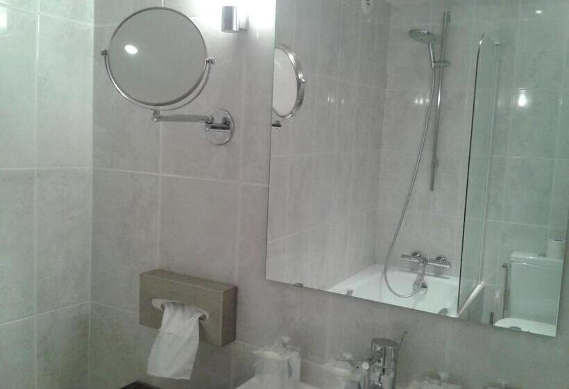 اتاق خانوادگی, Kyriad Saumur Hyper Centre Hôtel Appartements Et Spa Soins Sothys Paris