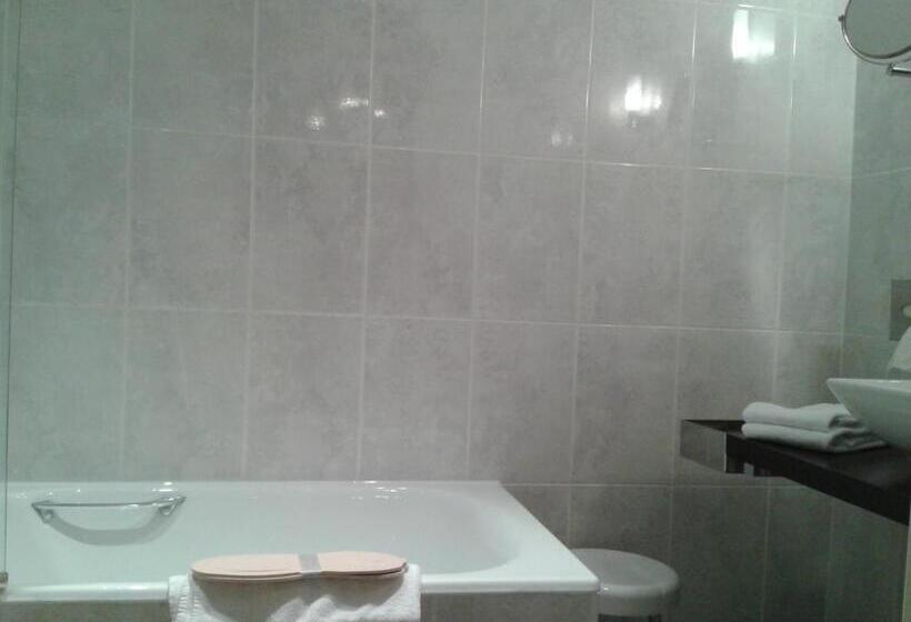 اتاق خانوادگی, Kyriad Saumur Hyper Centre Hôtel Appartements Et Spa Soins Sothys Paris