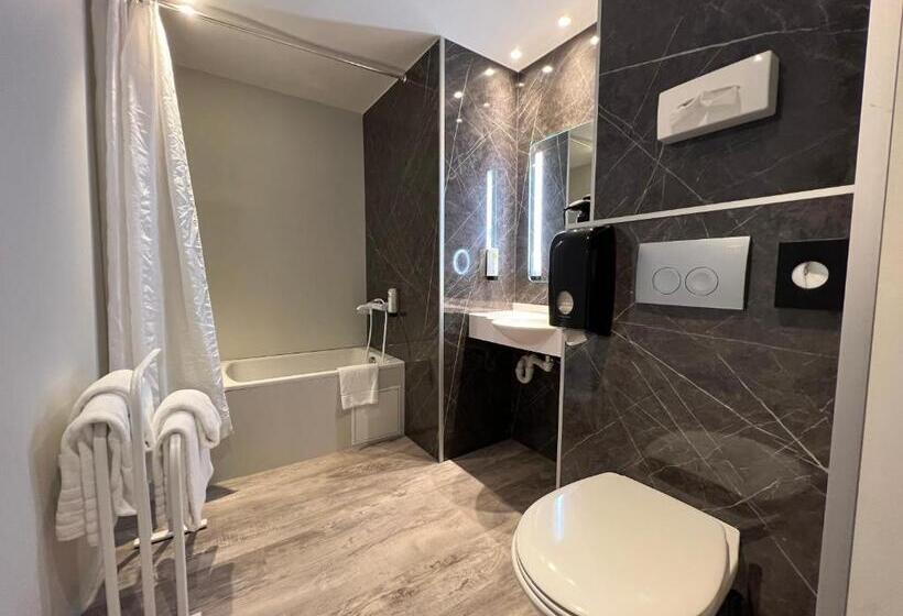 اتاق استاندارد چهارنفره با چشم‌انداز باغ, Logis Hôtel Restaurant Des Acacias Lille Tourcoing