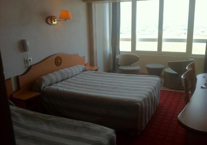 Triple Room Sea View, Logis Hôtel & Restaurant Mediterranee