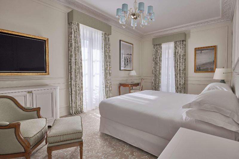 اتاق لوکس با تخت بزرگ, Hôtel Du Palais Biarritz, In The Unbound Collection By Hyatt