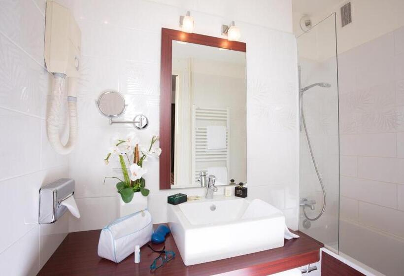 اتاق استاندارد سه نفره, Logis Hotels Grand Hotel D Orléans