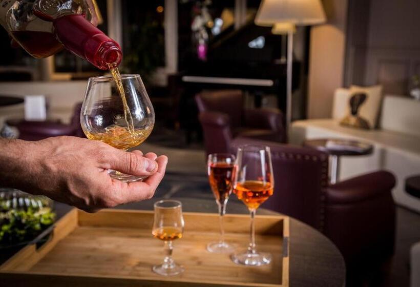 اتاق استاندارد سه نفره, Logis Hotels Grand Hotel D Orléans