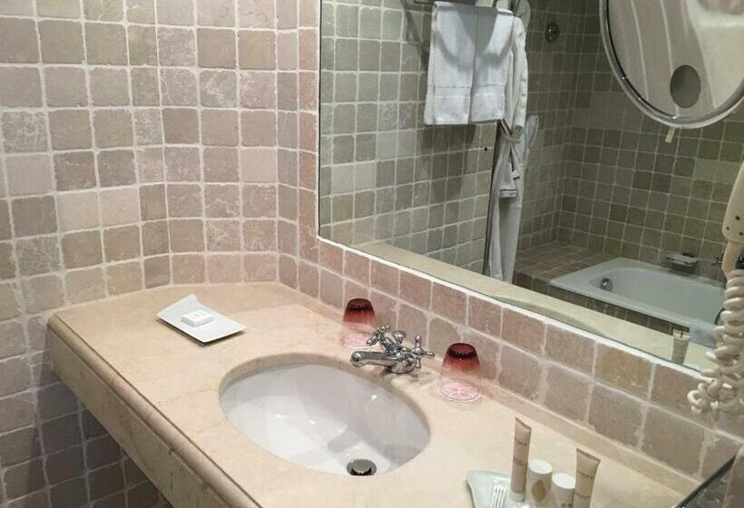 景色の見えるスーペリアルーム, Hôtel La Pérouse Nice Baie Des Anges   Recently Fully Renovated