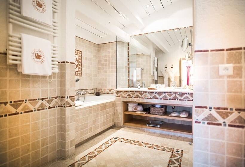 Полулюкс, Byblos Saint Tropez