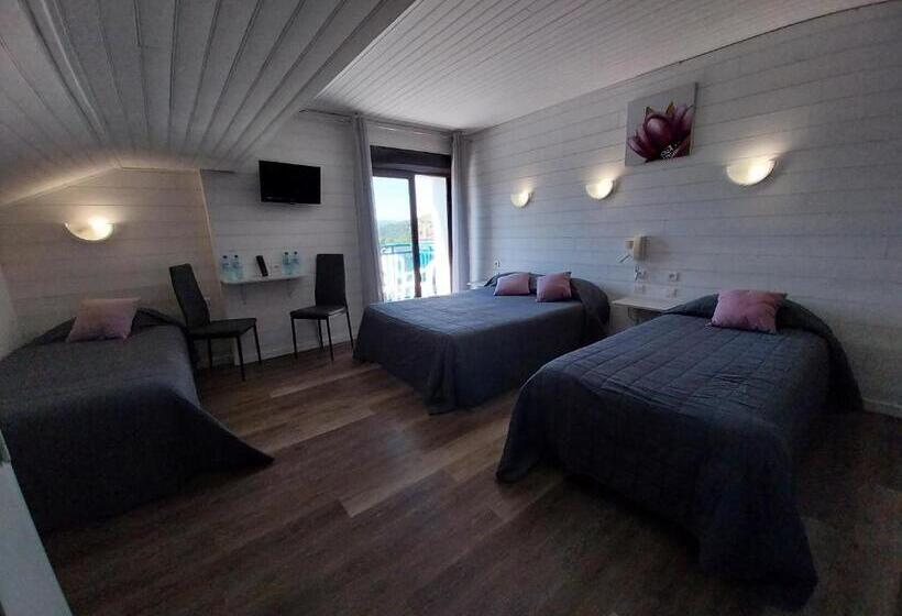 اتاق استاندارد چهارنفره با بالکن, Hôtel L Oustalet