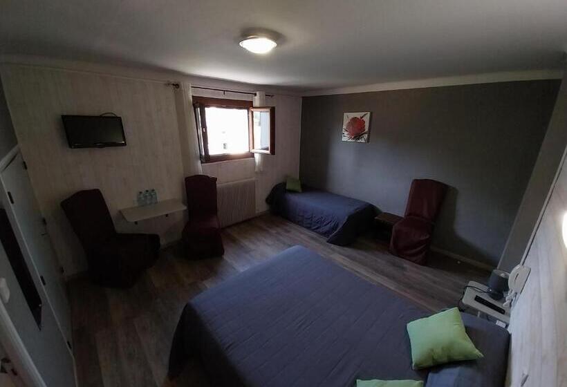اتاق استاندارد سه نفره, Hôtel L Oustalet