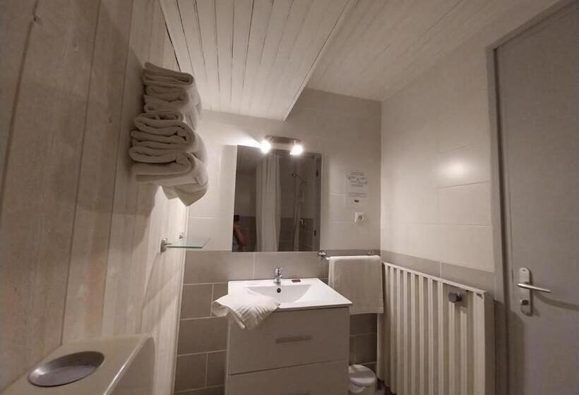 اتاق استاندارد سه نفره, Hôtel L Oustalet