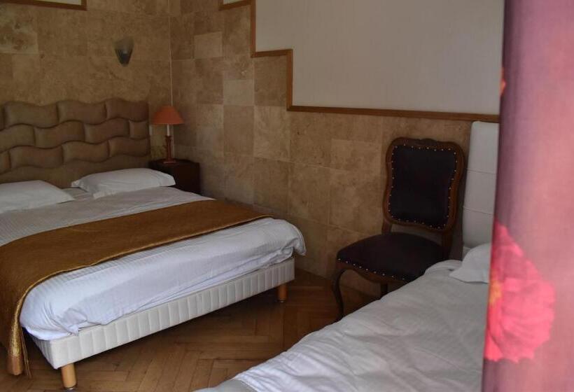 اتاق استاندارد سه نفره, Hôtel Le Sauvage