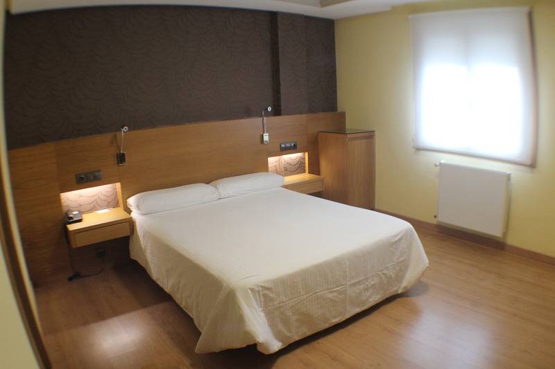 اتاق استاندارد سه نفره, Logis Hôtel Restaurant Le Cours