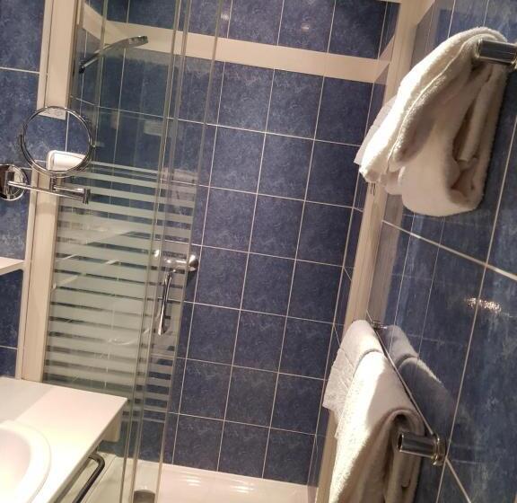 اتاق استاندارد, Logis Hôtel Restaurant Le Monarque