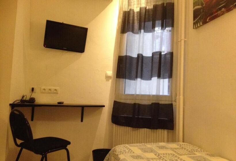 Standard Single Room, Au Nouvel