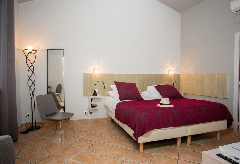 اتاق راحتی, Le Relais Des Trois Mas