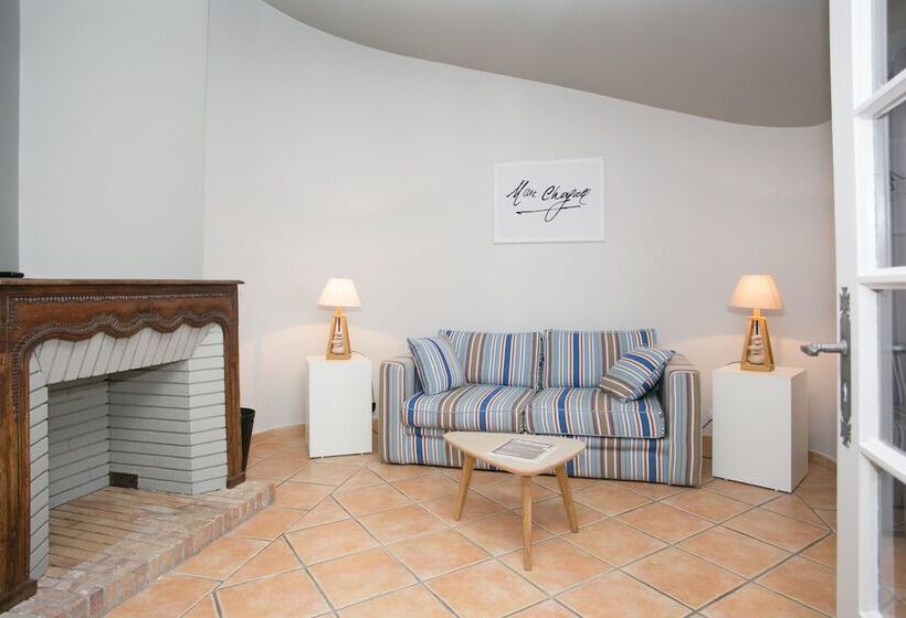 اتاق راحتی, Le Relais Des Trois Mas