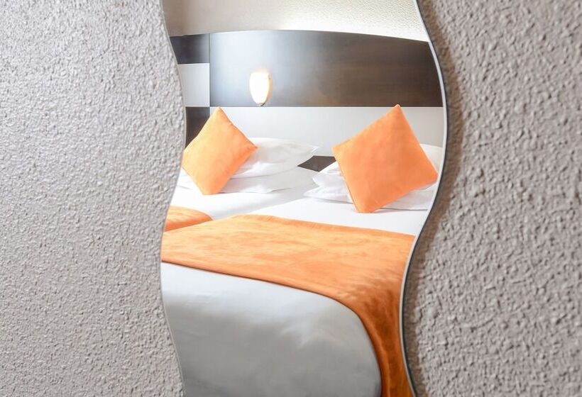 اتاق خانوادگی, Hôtel Le Relais Des Brasseurs   Aubagne