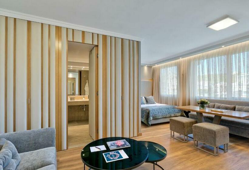 Family Suite, Divani Caravel