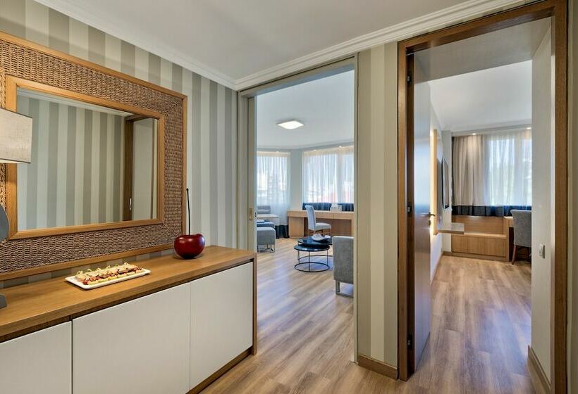 Family Suite, Divani Caravel