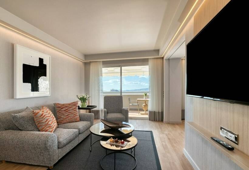 Family Suite, Divani Caravel