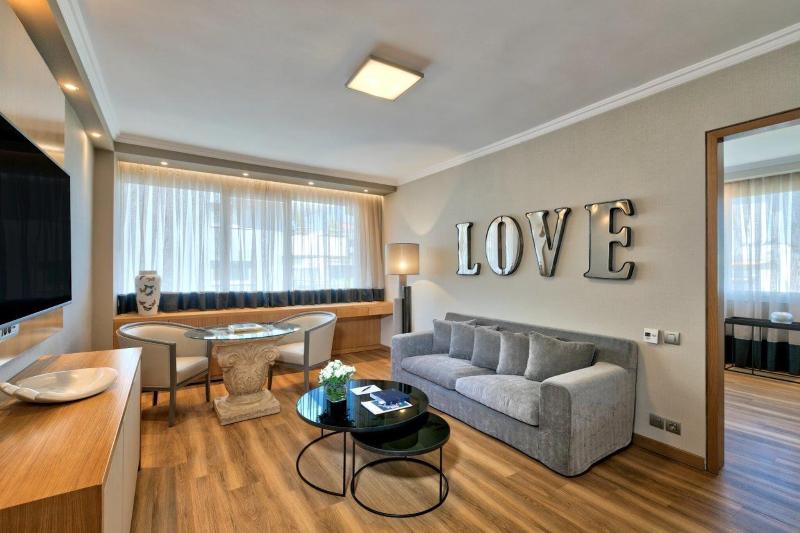 전망 스위트, Divani Caravel